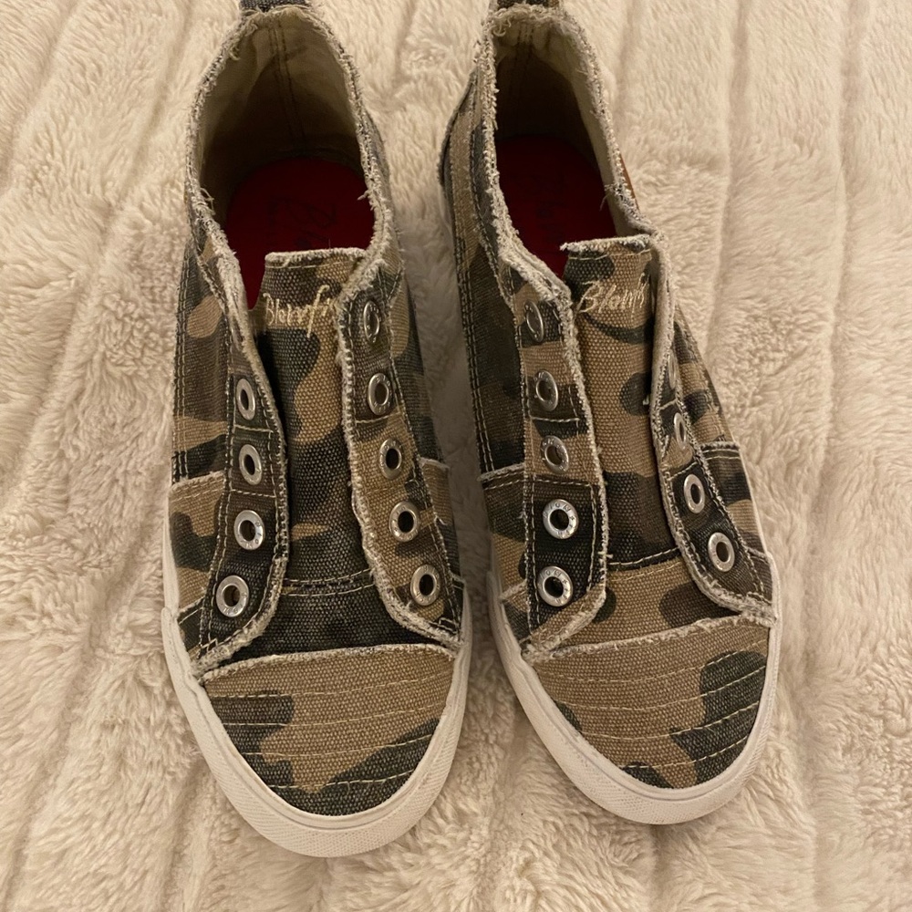 Kids Blowfish Malibu camouflage canvas sneakers, size 5